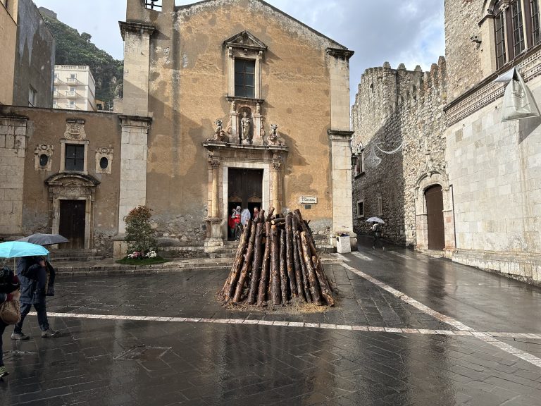 Natale a Taormina con la tradizionale accensione dei falò