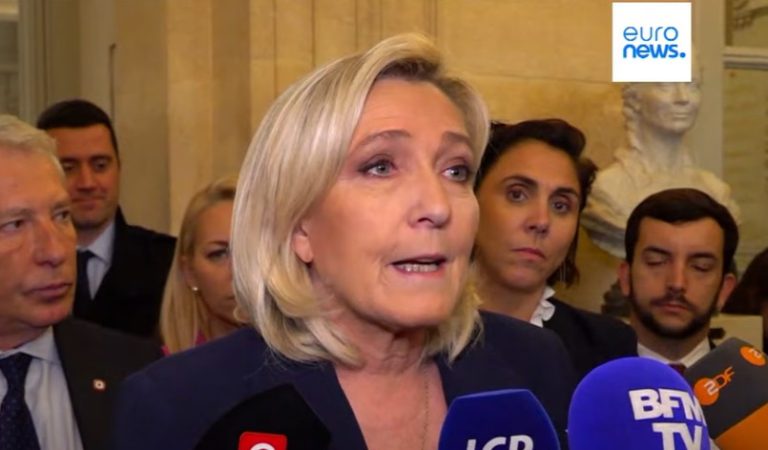 Le Pen: “Voto di sfiducia unico modo per proteggere la Francia”