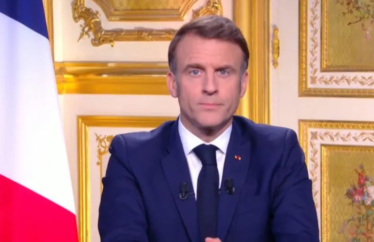 Francia, Macron: “A giorni nominerò il nuovo primo ministro”