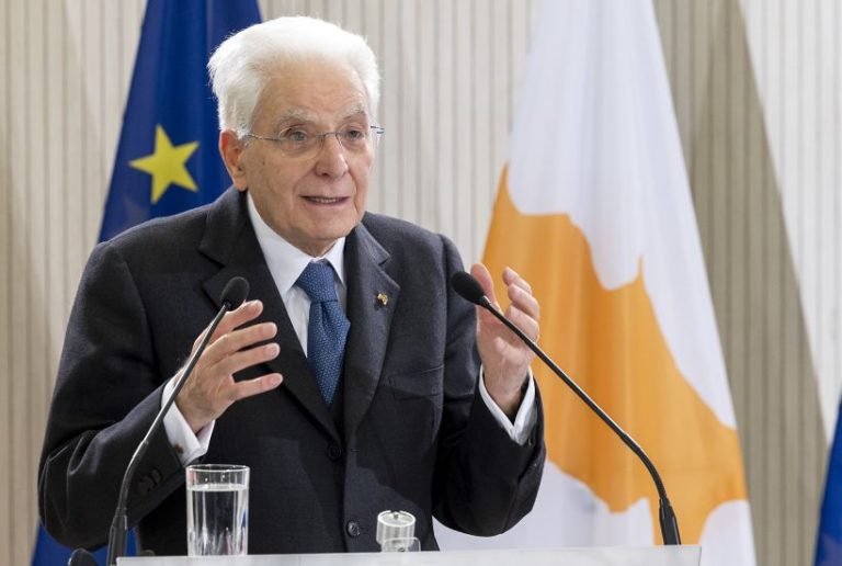 Mattarella: “Parole del Papa punto fermo in momenti profonda angoscia”