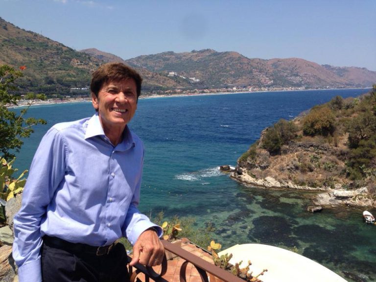 Gianni Morandi compie 80 anni: “Taormina meravigliosa, tante emozioni con voi”