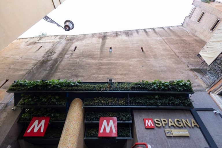 Incendio a Villa Borghese, evacuate due stazioni metro a Roma. Un 16enne intossicato