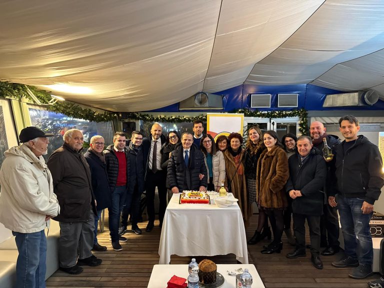 De Luca incontra il coordinamento di ScN a Naxos: brindisi e prime manovre verso il 2026