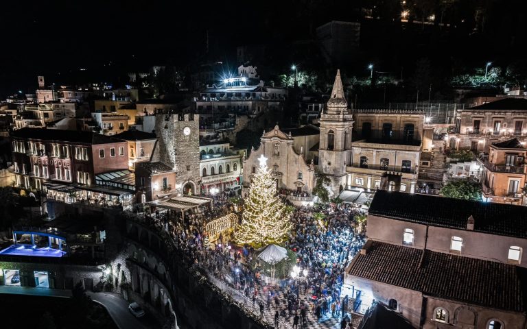 Natale a Taormina sulle note di “Last Christmas”: clip spettacolare (VIDEO) Natale a Taormina sulle note di “Last Christmas”: clip spettacolare (VIDEO)