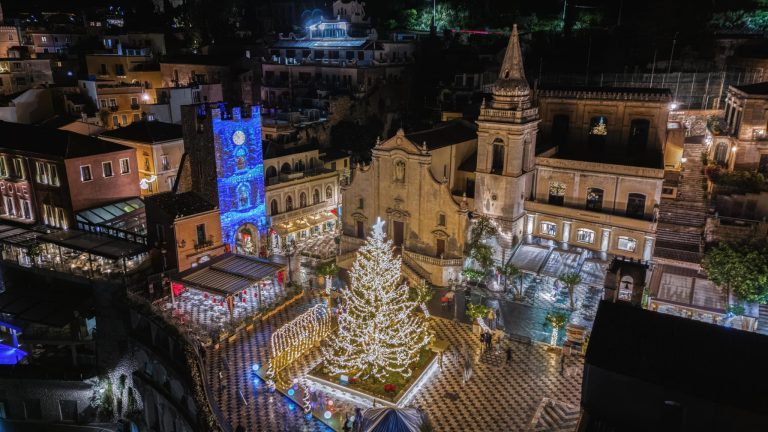 A Taormina il videomapping di Babbo Natale illumina la Torre dell’Orologio