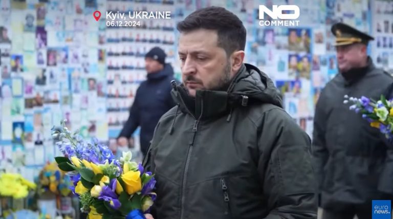 Guerra in Ucraina, Zelensky onora la memoria dei soldati caduti