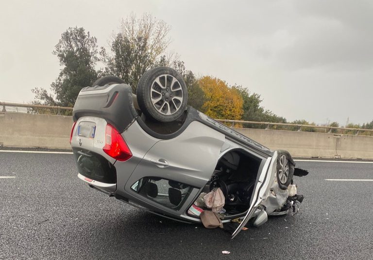 Auto in fiamme ribaltata in autostrada A1: anziana salvata da un poliziotto fuori servizio