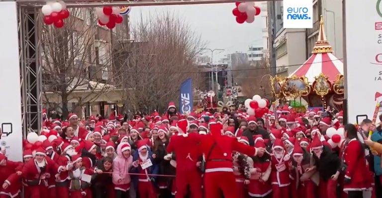 Migliaia di Babbi Natale di corsa per la Santa Claus race