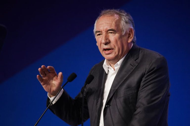 Francia, Bayrou nominato da Macron primo ministro: “Riconciliare il Paese”