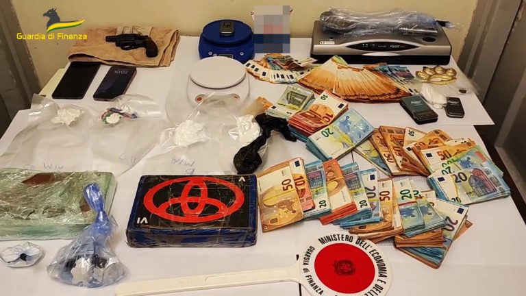 Sequestrati 2.5 chili di cocaina ed un revolver, tre arresti