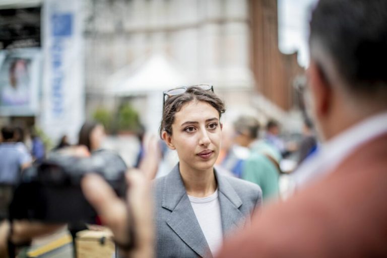 Iran: “Cecilia Sala arrestata per violazioni della legge islamica”