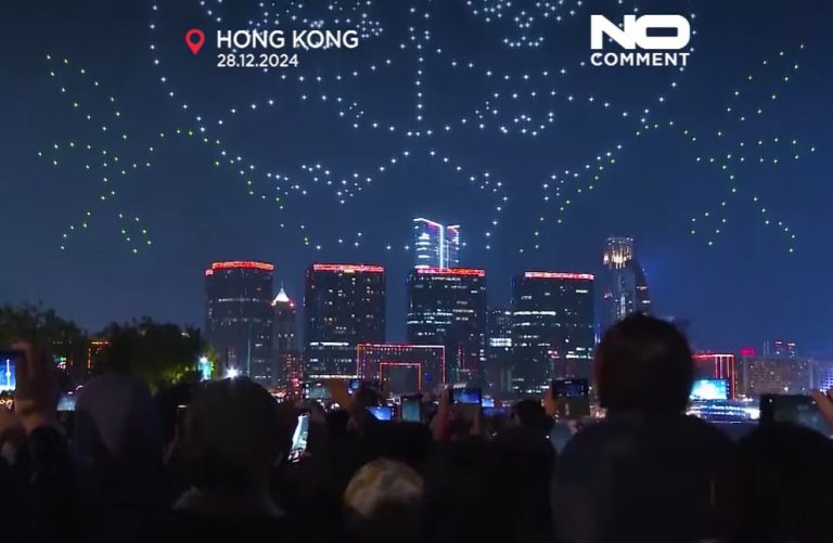 Hong Kong, in centinaia per assistere alla prima esibizione di panda con drone