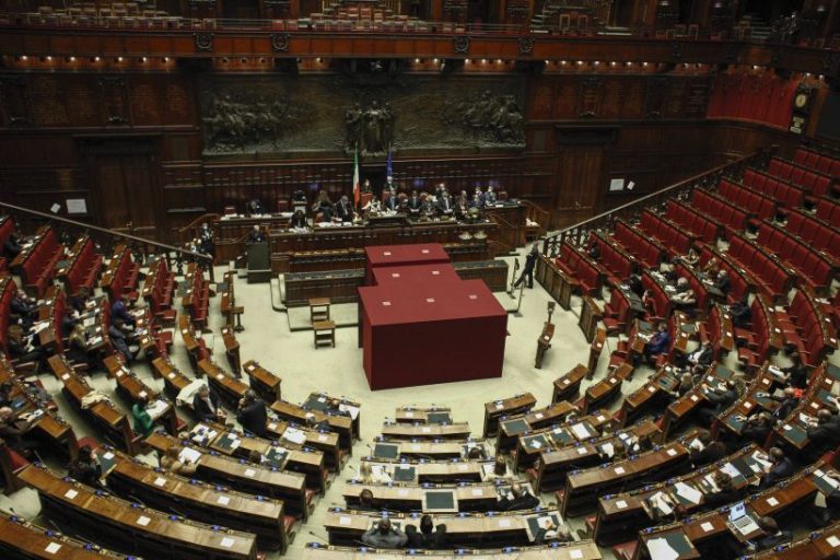 Manovra, salta l’equiparazione di stipendio per i ministri