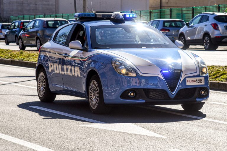 Accerchiati e rapinati da 4 minorenni: la polizia li arresta