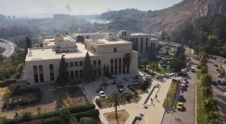 Siria, il saccheggio del palazzo presidenziale di Assad