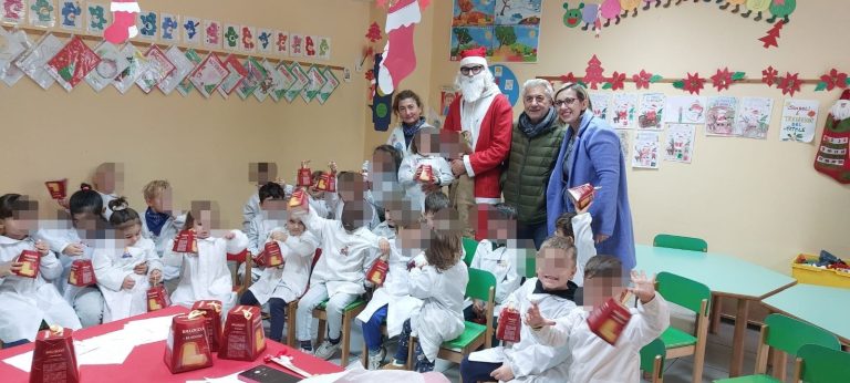 Babbo Natale nelle scuole a Letojanni: pandorini anche per i bambini di Mazzeo