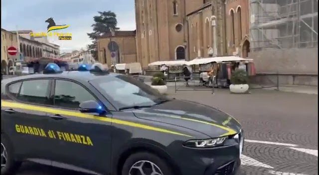 Smartphone, stop a 3 milioni di caricabatterie