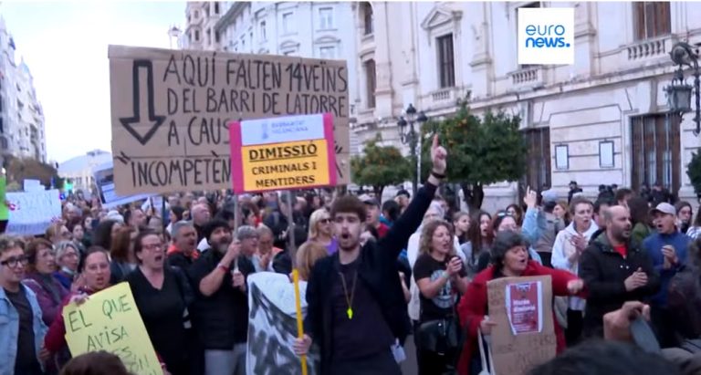 Valencia, folla in piazza per chiedere le dimissioni del governo