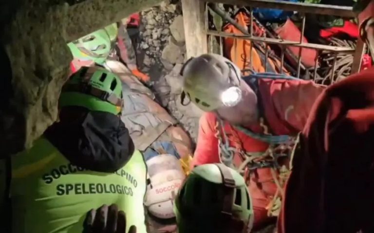 La speleologa Ottavia Piana estratta dalla grotta, ora in ospedale La speleologa Ottavia Piana estratta dalla grotta, ora in ospedale