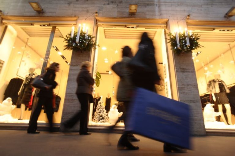 Per Natale consumi in ripresa, spesa media 207 euro