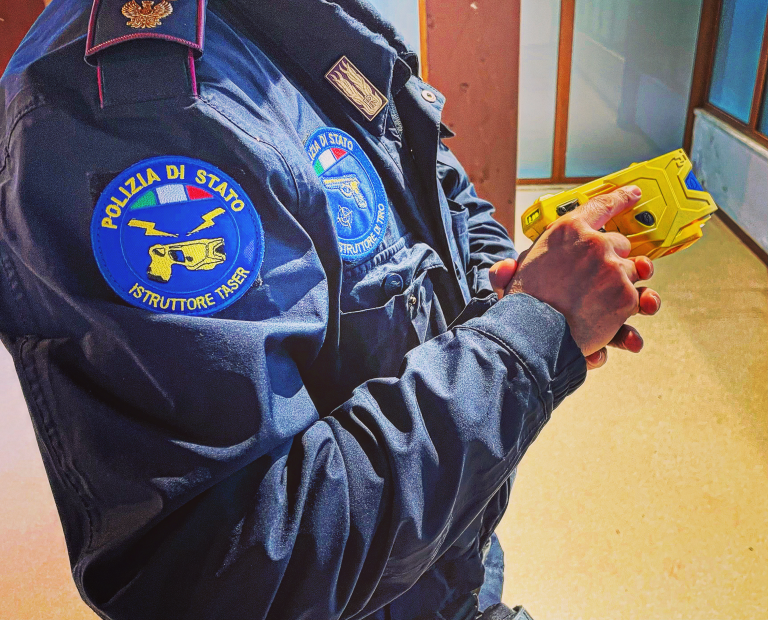 Rapina in una Sala Slot, Polizia blocca un pregiudicato grazie all’uso del Taser e lo arresta