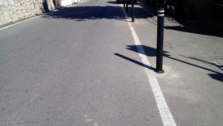 A Taormina 20enne con la bici elettrica contromano in pieno centro