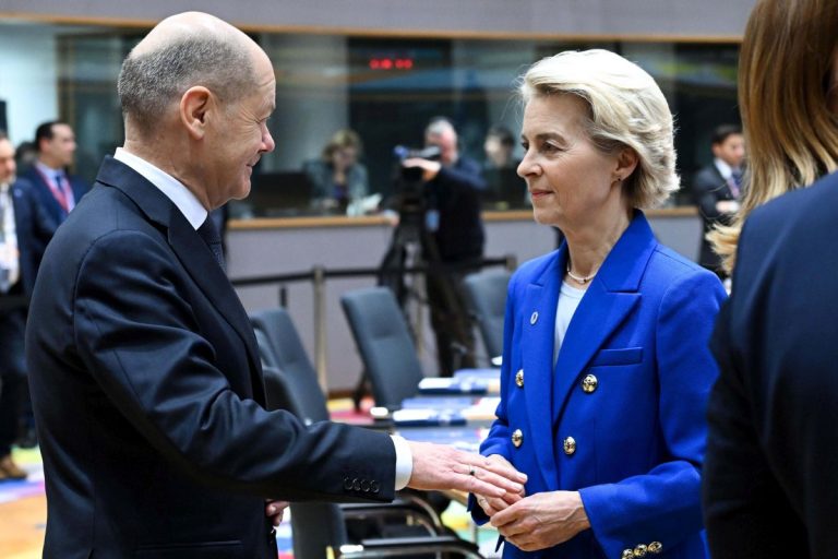 Ue, Scholz a Von der Leyen: “Stop multe per le auto e vertice su acciaio”