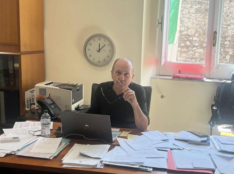 Strisce blu per motocicli a Taormina, il sindaco “ombra” Brocato prova a rassicurare i lavoratori