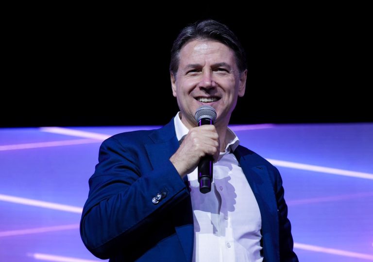Conte: “Governo scollegato dalla realtà”