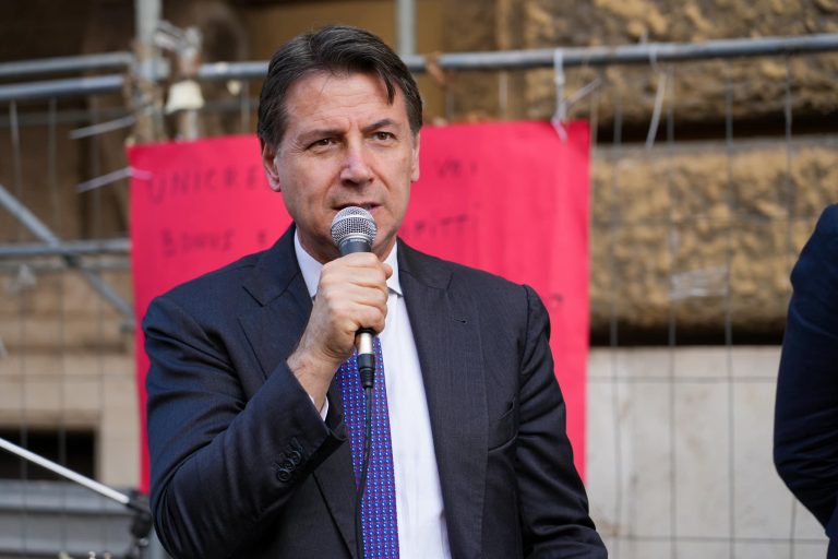 Conte: “Meloni non ha tempo per parlare dell’aumento bollette”