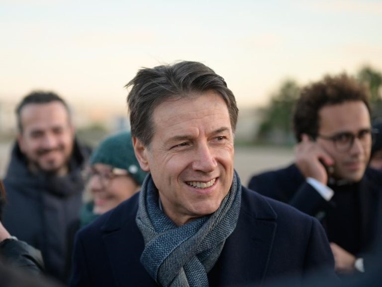 Conte: “Priorità del governo è trovare complotti, chiodi e sabotatori”