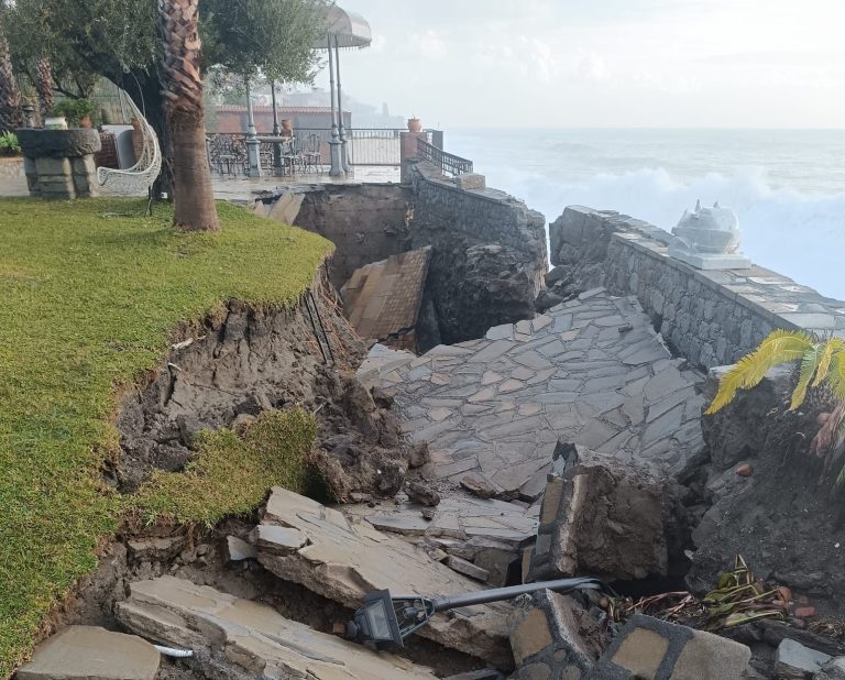 Il ciclone devasta la splendida Villa Garbo a Letojanni: immagini choc (VIDEO) Il ciclone devasta la splendida Villa Garbo a Letojanni: immagini choc (VIDEO)