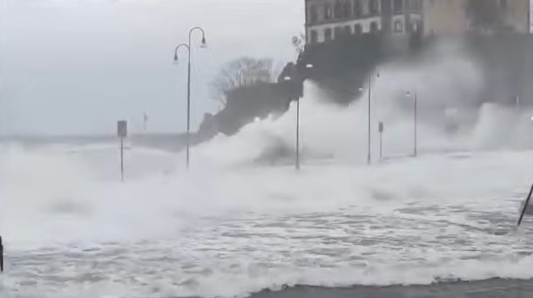 Maltempo alle Isole Eolie, mareggiata furiosa a Lipari (VIDEO)