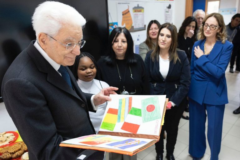 Mattarella visita una scuola di Palermo: “Il dialogo fa crescere”