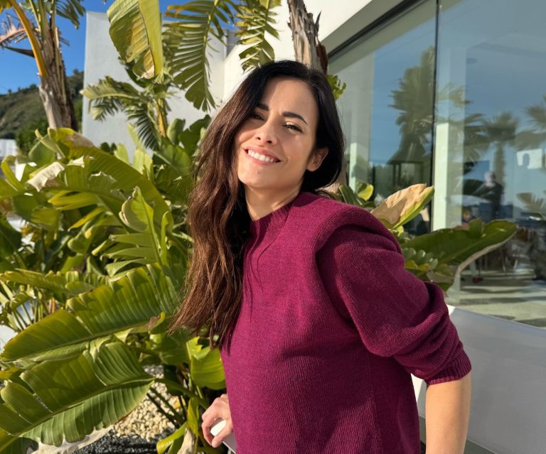 La showgirl Michela Coppa a Taormina: “Un angolo di cielo dove il tempo sembra fermarsi”