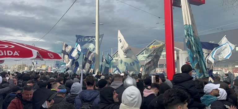 Napoli, migliaia di tifosi invadono Capodichino per la carica scudetto