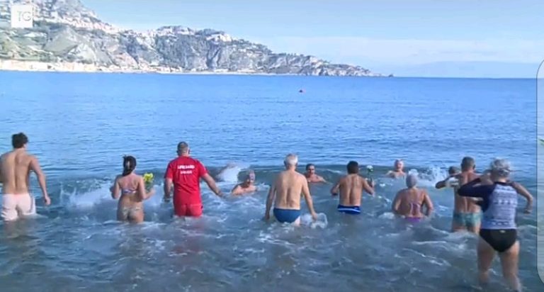 A Giardini Naxos il tuffo di Capodanno (VIDEO) A Giardini Naxos il tuffo di Capodanno (VIDEO)