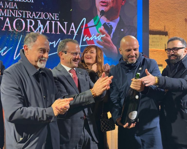 A Taormina De Luca lancia la disco samba con i pretoriani: cupo presagio per la Giunta?