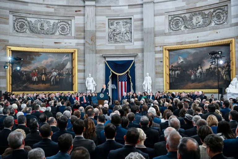 Trump giura, è il 47° presidente degli Stati Uniti: “L’età dell’oro inizia adesso” Trump giura, è il 47° presidente degli Stati Uniti: “L’età dell’oro inizia adesso”