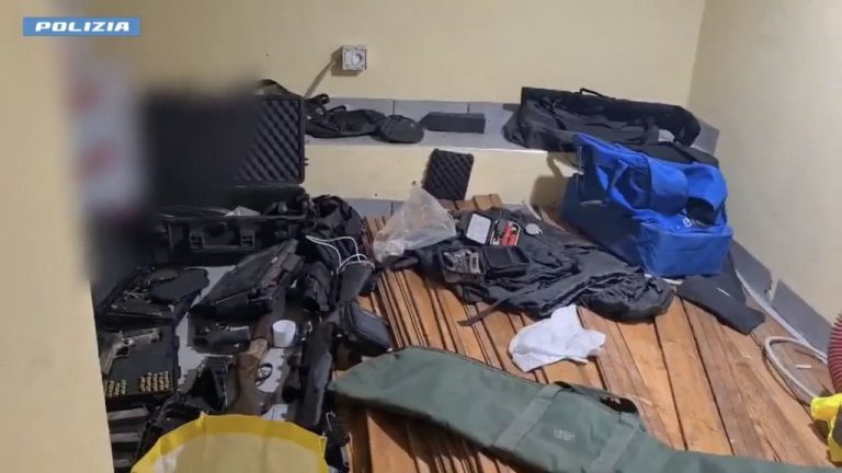 Milano, trovato con un revolver in centro. In casa aveva un arsenale