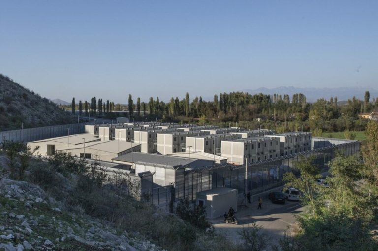 43 migranti trasferiti in Albania, convalida sospesa e atti rimessi alla Corte Ue