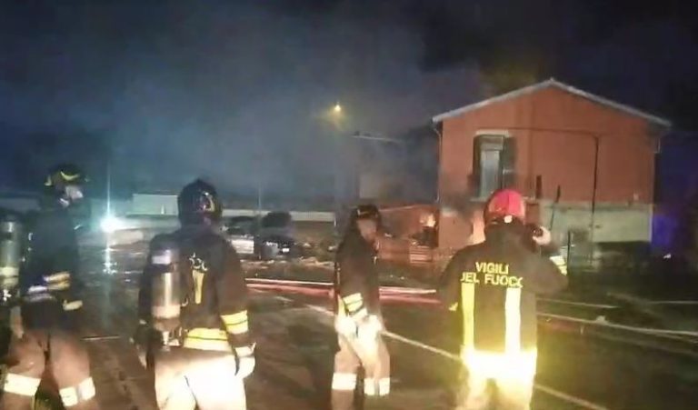 Esplosione per una fuga di gas a Catania, 8 feriti. Si scava tra le macerie