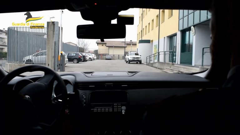 Nascondeva 20 mila euro nei pannolini della nipote e droga in ovetti di cioccolata