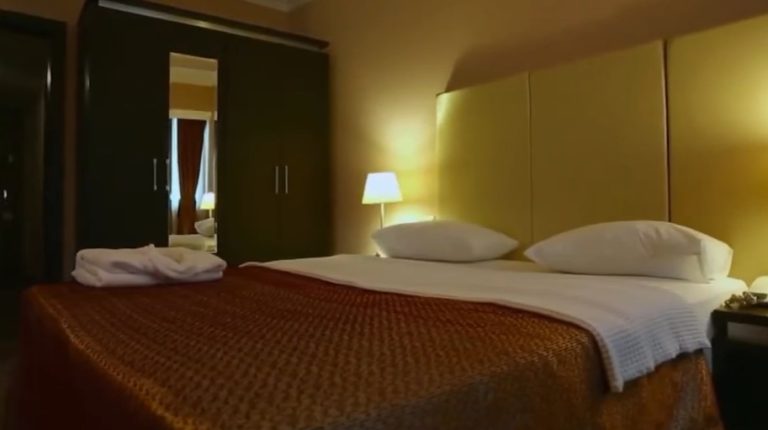 Calciatore in hotel con 6 ragazze: il video è virale Calciatore in hotel con 6 ragazze: il video è virale