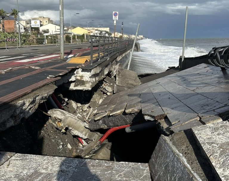 Lungomare Santa Teresa, l’Osservatorio erosione spiagge: “Mareggiate esistono da sempre, non è stato fatto nulla per…”