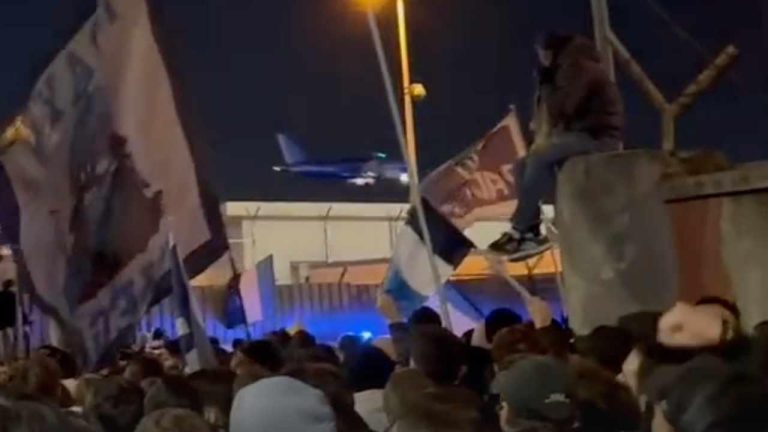 Napoli a Capodichino: tifosi in delirio
