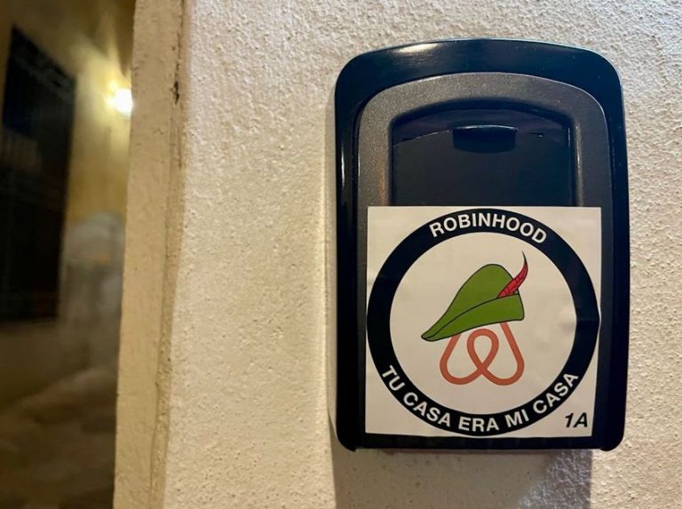 Sabotaggi contro B&B, banda di Robin Hood colpisce in tutta Italia: “Stop affitti brevi”