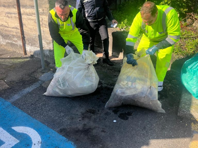 Taormina, controlli anti-zozzoni: nel mirino della Polizia locale 13 sacchi “sospetti”