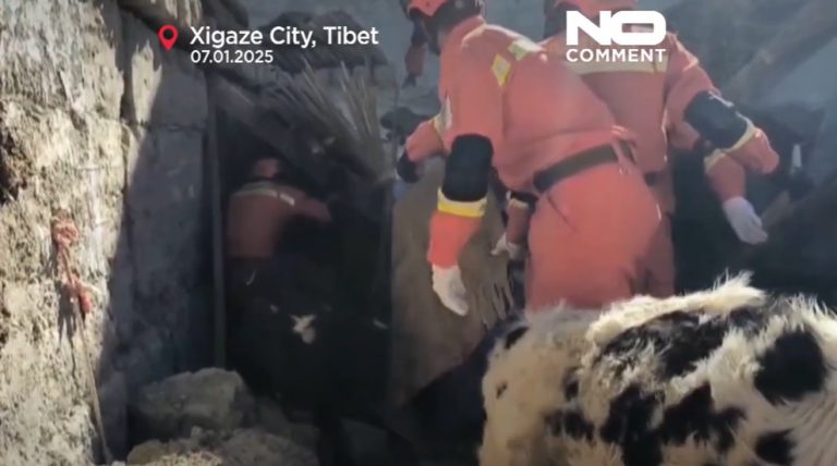 Terremoto mortale in Tibet: i soccorritori non si fermano