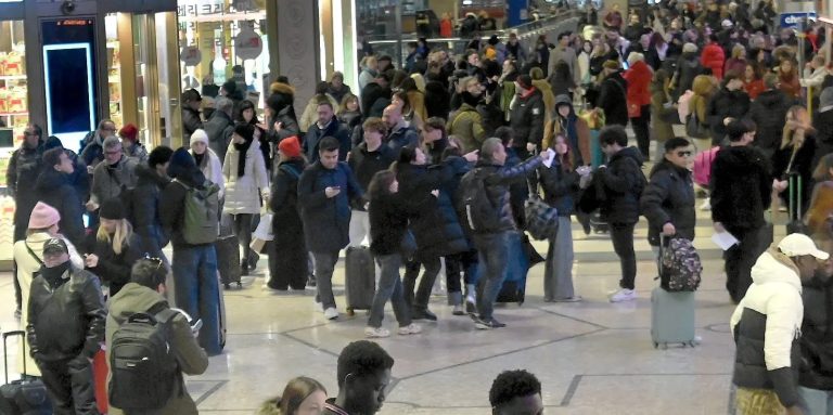 Caos a Milano, treni sospesi per verifiche alla linea elettrica: ritardi e cancellazioni